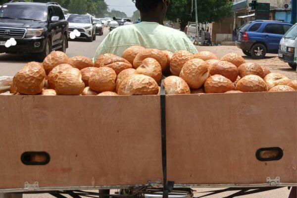 Transport et vente du pain à N’Djaména : un danger silencieux pour la santé publique